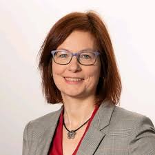 Feierliche Übergabe des Zertifikats zur Stiftungsmanagerin.