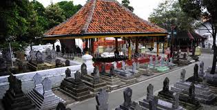 Masuk parkir pantai kartini nya yang lumayan mahal, 20k per kendaran roda dua. Arti Mimpi Ziarah Ke Makam Raja