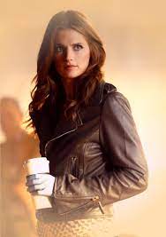 Beckett and castle first met when she had to interview him for a case that she was working. Twelve Days Of Castle Christmas On On The First Day Of Castle Christmas My True Love Gave To Me A Grande Skim Latte Castle Beckett Kate Beckett Stana Katic