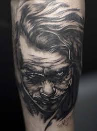 Dünyanın en büyük fikir koleksiyonu olan pinterest'te, joker adlı kullanıcının (dgscepni) neler keşfettiğini görün. Joker Tattoo Simple Design Best Tattoo Ideas