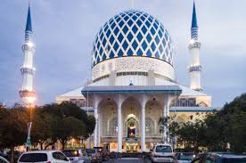 Masjid sultan salahuddin abdul aziz shah juga dikenali sebagai masjid biru kerana kubahnya yang berwarna biru. Al Fozan