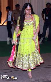 Saif S Daughter Sara From 1st Marriage At His Kareena S Delhi Reception Oct 18 12 Father Of The Bride Outfit Celebrity Outfits Fashion