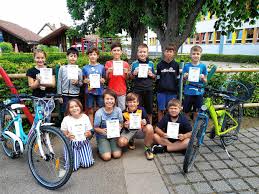 Lauchringen: Die Lauchringer Viertklässler können trotz der Corona-Pandemie  ihre Fahrradprüfung ablegen
