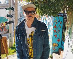 Refers to person, place, thing, quality, etc.: Que Desastre Andi La Pelea Virtual Que Tiene Enfrentados A La Moral Distraida Con Portavoz