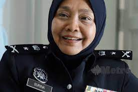 Jokowi secara resmi melantik taufiqurrahman ruki selaku ketua kpk, johan budi dan indriyanto seno aji selaku wakil ketua kpk. Sentiasa Senyum Masuk Pejabat