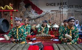 Salah satu contoh alat musik daerah yaitu alat musik saron. Kumpulan Berita Seputar Gamelan