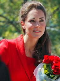 Catherine Elizabeth: Elegance Amidst Parisian Art