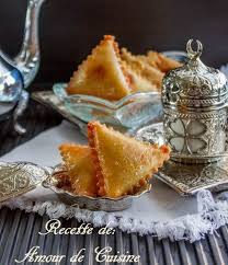 Samsa Ou Samoussa Aux Amandes صامصة Amour De Cuisine Recette Patisserie Orientale Bonbons De Ramadan Nourriture Tunisienne