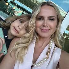 Eliana fala sobre se reinventar após os 50 e vocação dos filhos para  carreira artística