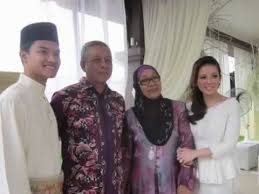 Beliau merupakan pengasas bersama fashionvalet, di mana beliau berkhidmat sebagai ketua pegawai eksekutif. Vivy Dtk Yusuf Youtube