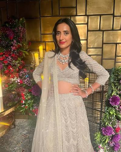 From the super fun @trysugar TVC shoot ❤️ All glitzed up thanks to @its_mariyamm & @devikajodhani PC: @arorapallavi108 🤗 Assistant stylists: @fusionandfashion07 @vrindagoklani_ @stylebyjeenu Intern: @sufimotiwala Outfit: @kalkifashion Jewellery ...