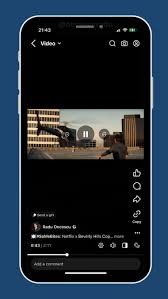 📲Facebook is testing a new feature for both videos and Reels posted on the  platform, “Clear mode”, which will hide all video controls and action  buttons. 👉The feature can be enabled by