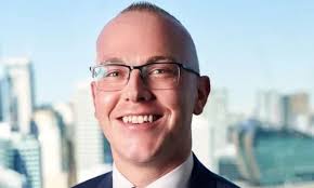 Brokers 'not at war' with banks