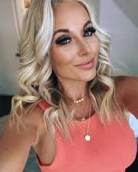 Kelly Spinelli's Instagram, Twitter & Facebook