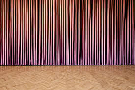 Dann fotografiert er das und wirft das papiermodell weg. Der Vorhang Der Keiner Ist Stylepark