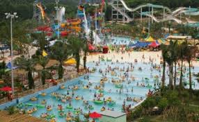 Unul dintre cele mai dense orașe din europa, bucureștiul este, de asemenea, „binecuvântat cu trafic înnebunitor și o mulțime de zile călduroase. Divertyland Cel Mai Mare Parc Acvatic Din Romania Isi Deschide PorÅ£ile Dcnews