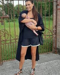 Jun 22, 2021 · durante una diretta su instagram alena seredova ha risposto alla domanda di un utente sulla possibilità di una famiglia allargata. Pilih Diam Pasca Cerai Mantan Istri Akhirnya Bongkar Aib Gianluigi Buffon