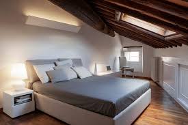 Illuminazione travi a vista idee originali archzineit. Binomio Legno Bianco Per Una Mansarda A Lucca Mansarda It