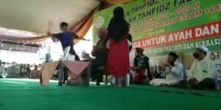 Mereka sempat berbincang soal impian syekh ali jaber kala itu. Video Detik Detik Syekh Ali Jaber Ditusuk Di Bandar Lampung Kondisi Terkini Serta Biodata
