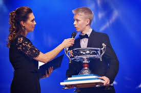 Ostin muutama vuosi sitten vanhan rintamamiestalon pohjoissuomalaisen pikkukaupun­gin laitamilta. Hablando De Cracks