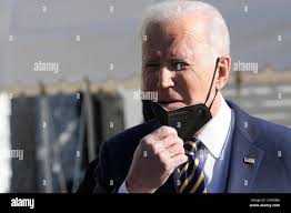 Il Presidente DEGLI STATI UNITI Joe Biden parla con Mons. John Paul  Pedrera, Mons. Seamus Horgan e con l Arcivescovo Christophe Pierre dopo  aver firmato il libro di condoglianze per Papa emerito