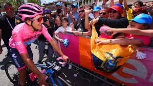 Richard carapaz se proclamó el domingo 2 de junio del 2019 como el campeón del giro de italia, una de las tres competencias más grandes del ciclismo en el arena verona, desde esta jornada está inscrito el de richard carapaz, quien asumió el liderato de la prueba desde el sábado 25 de mayo. La Historia De Humildad De Richard Carapaz Jamas Contada