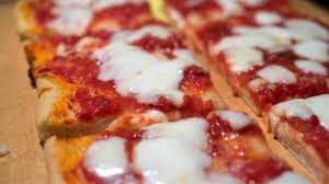 Most recipes for homemade pizza are therefore actually pizza in teglia, even if they are made in a round pizza pan. Pizza In Teglia Ricetta Preparazione Ingredienti E Cottura