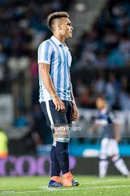 Lautaro martínez todavía tiene contrato con inter de milán hasta 2023, pero el delantero tendría conversaciones muy avanzadas con atlético de mad. November 04 Racing Club Lautaro Martinez During The Superliga Club Racing Football