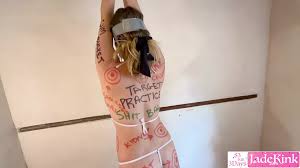 Con điếm phục tùng bị làm nhục bằng cách viết cơ thể và phun bọt