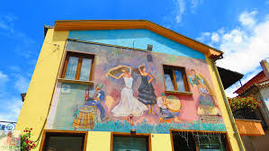 Fu l'artista rumeno constantin udroiu, esule sotto il regime di ceaușescu, a riprodurre il primo murale di satriano, oltre ad aver lasciato opere in altre località della regione: Satriano Di Lucania Italy Review