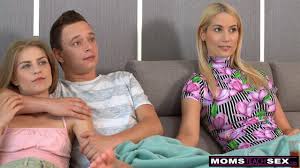 Ateşli Üvey Anne Sharon White Erkek Arkadaşının Yarrağını Paylaşıyor Porno  7DAK farkıyla izle