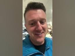 Tommy Robinson in Manchester craving pork scratchings 😂😀