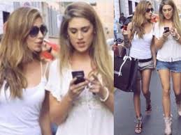 Qual è il nuovo colore di capelli di belen rodriguez? Belen E Cecilia Rodriguez Con I Capelli Biondi Come Gemelle Nella Foto Del Passato