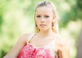 Shooting Portraits In Bright Sun The Sun Should Be At Your Subject S Back To Get The Correct Exposure For Their Face Use S Portrait Outdoor Photography Photo