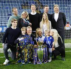 Peter boleslaw schmeichel was born on the 18th november 1963 in gladsaxe, denmark, and had a passion for. Peter Und Kasper Schmeichel Wie Sie Leicesters Titel Feiern Welt