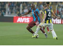 Tezahürat yapan taraftarlar, slovak futbolcuya çiçek vererek sevgi gösterisinde bulundu. Gurcan Bilgic Ten Macin Yorumu Gurcan Bilgic Ten Fenerbahce Trabzon Maci Degerlendirmesi Web Aslan Galeri