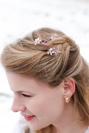 Die schmucklinie besticht durch ihre verspielte note mit zarten blumen, emaille sowie blüten in lila metallic kombiniert mit vielen kleinen strass. Diy Hack Mit Nagellack Haarschmuck Fur Die Hochzeit Selber Machen Linda Loves Diy Blog Youtube Content Agentur Diy