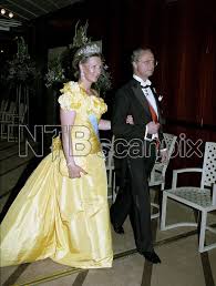 Torsdag opplyser slottet til ntb at kong harald (83) og dronning sonja (83) har fått sin andre vaksinedose og er dermed ferdigvaksinert mot coronaviruset. Stockholm Sverige 19920514 Kong Harald Og Dronning Sonja Pa Offisielt Besok I Sverige Bildet Viser Dronning Sonja Og Kong Carl Gustav Pa Vei Inn Til Gallamiddag Foto Bjorn Sigurdson Ntb Scanpix Artofit
