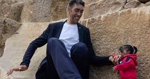 Le titre d'homme le plus grand du monde étant attractif, le livre guinness des records a resserré les règles dans la prise des mesures depuis que leonid stadnyk a refusé d'être mesuré par un autre médecin. Sultan Kosen Et Joyti Amge L Homme Le Plus Grand Du Monde Rencontre La Femme La Plus Petite Du Monde