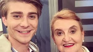 Eva holubová, která nedávno oslavila jednašedesáté narozeniny, se v poslední době často dělí se svými fanoušky o. Dostali Mne Moji Kamaradi Ze Slunecny Herecka Eva Holubova Tohle Od Kolegu Necekala Zivot