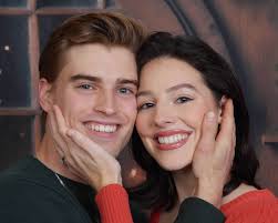 Tis the season to take an awkward couples Christmas shoot. Safe to say only  our family received Christmas cards from us this year. 😂🎅🏻 Which one is  your favorite?