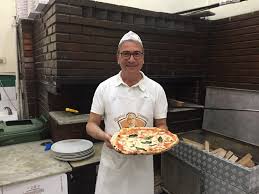 Lo chef agostino iacobucci del ristorante i portici di bologna, non nasconde certo le sue origini napoletane e anzi si è fatto bandiera di una tradizione. Antica Pizzeria Da Michele Al Forno Emanuele Liguori Il Piu Famoso Pizzaiolo Di Napoli Che Non Ha Neanche Un Like Luciano Pignataro Wine Blog