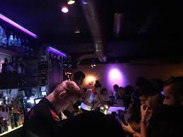 Le bar le n'importe quoi est situé 16 rue du roule 75001 paris. Un Service En Pleine Activite Photo De Le N Importe Quoi Paris Tripadvisor
