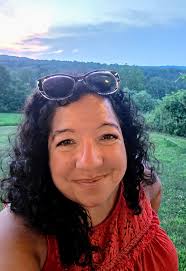 What holistic methods are used to control symptoms?