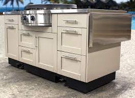 Design your portable outdoor kitchen with movement in mind. Mobile Outdoor Kitchens Brown Jordan Outdoor Kitchens