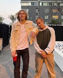 The kid laroi tells his story in the latest episode of on the come up, speaking about his move from australia to los angeles and what it was like to live with juice wrld. Justin Bieber S And Kid Laroi S Height Difference In Their Photo Together Is So Capital