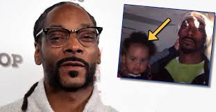 Born in 1997, julian corrie broadus is a son of the american rapper, snoop dog and his mother, laurie holmond. The Secret Son Snoop Reportedly Rejected Is A Grown Man Now Looks Just Like Him