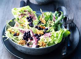 Jetzt in der salatsaison steht immer eine flasche sauce im kühlscharnk und ich habe mich immer noch nicht daran satt gegessen. Gemischter Gruner Salat Mit Blaubeeren Und Walnussen