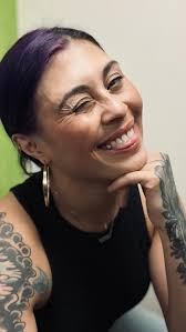 Girl, you do you boo-boo but I’m gonna be the one to tell you that it’s not  the spray tan that makes you look not like yourself…