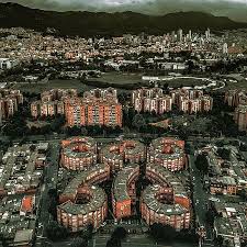 Bogotá's sheer size and its past reputation for violence are intimidating for visitors, but the city opens up to the savvy traveler, with incredible riches befitting the capital of colombia, and one of the biggest cities in latin america. Teusaquillo Bogota Colombia Bild Von Bogota Kolumbien Tripadvisor